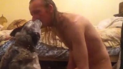 Косматый зоофил насаживает в крепкий хуй псицу