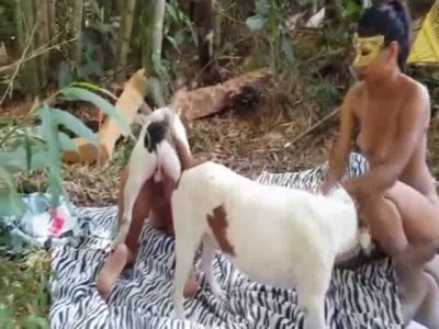 Девоньки синхронно пердолятся с двумя кобелями