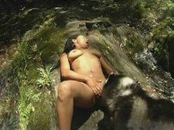 Каролина наслаждается зоофилией с собакой у водопада